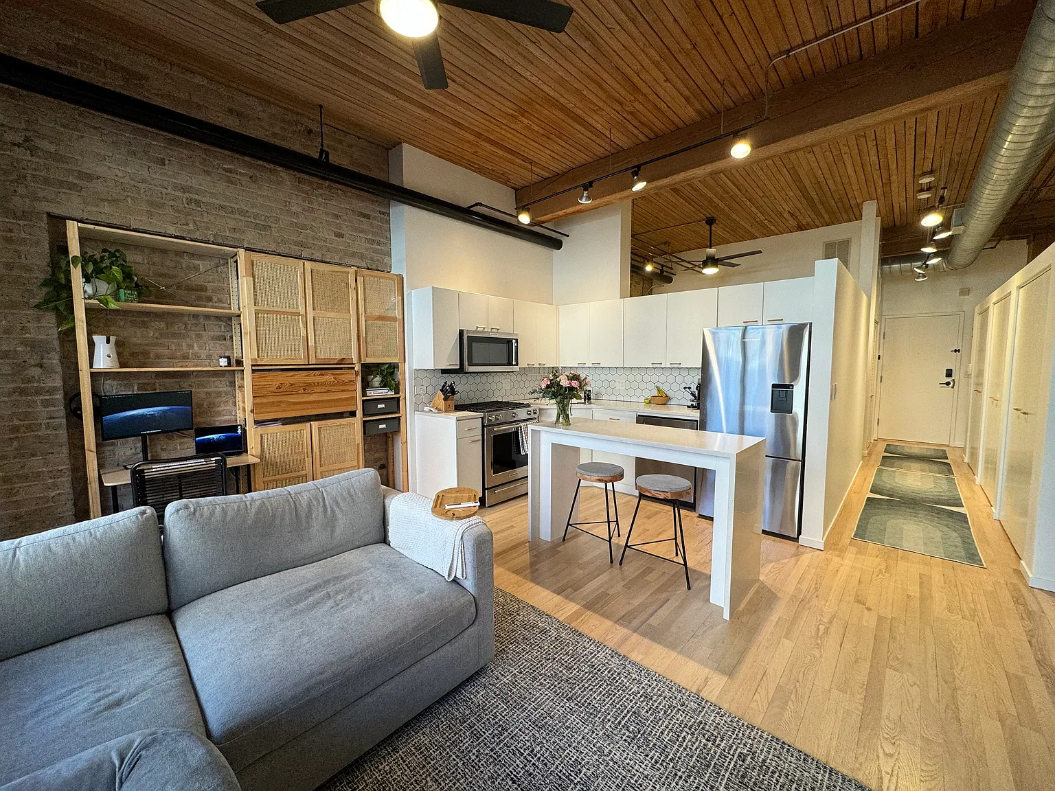 2333 W Saint Paul Ave — Photo 4
