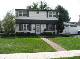 46 Dogwood Ln, Levittown, NY 11756