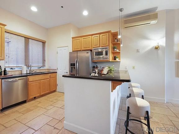 3rd image of 1918 Columbia St Unit 10