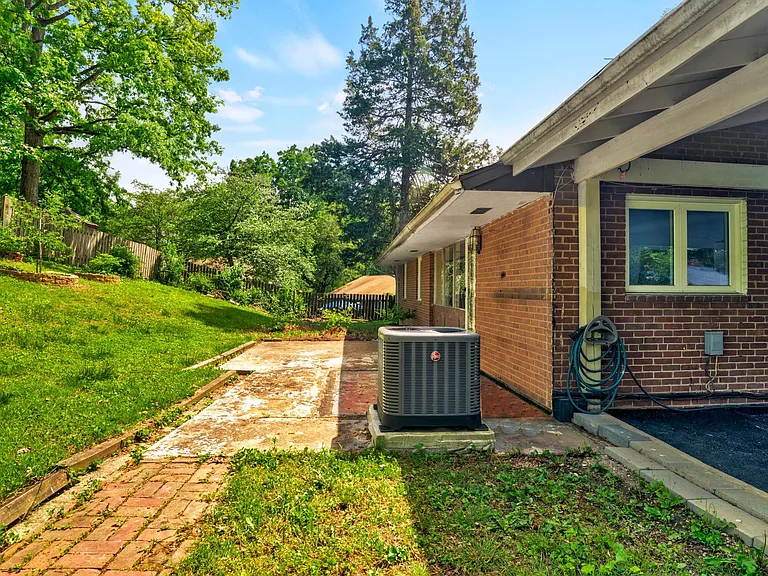 6323 Howe Pl — Photo 27
