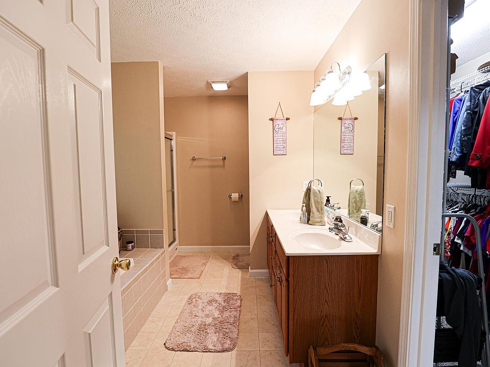 2nd image of 1800 Creekview Cv