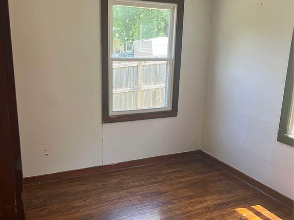 4th image of 220 Queen Ave