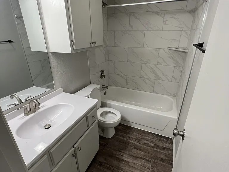 1000 Rambling Oaks Dr #7 — Photo 5