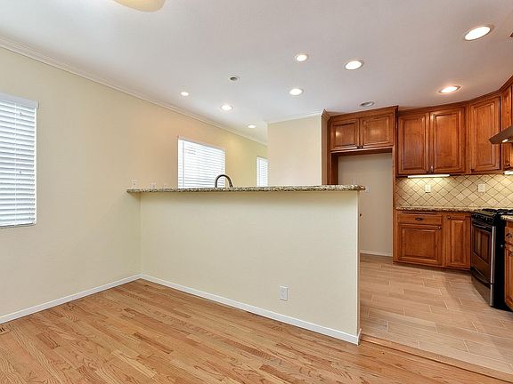 4th image of 591 N Sunnyslope Ave