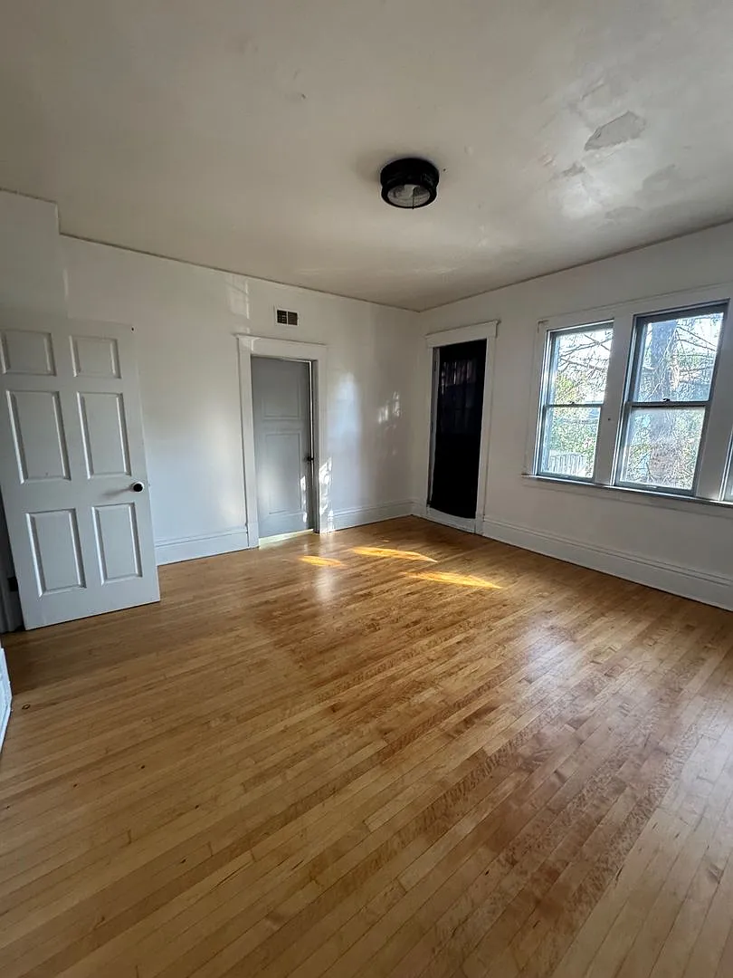 2326 W Burnham St #1 photo 1