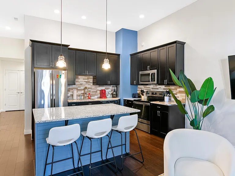 1112 Logan St — Photo 4