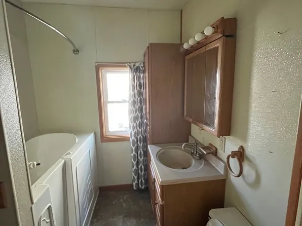822 Hammond Ave, Waterloo, IA 50702