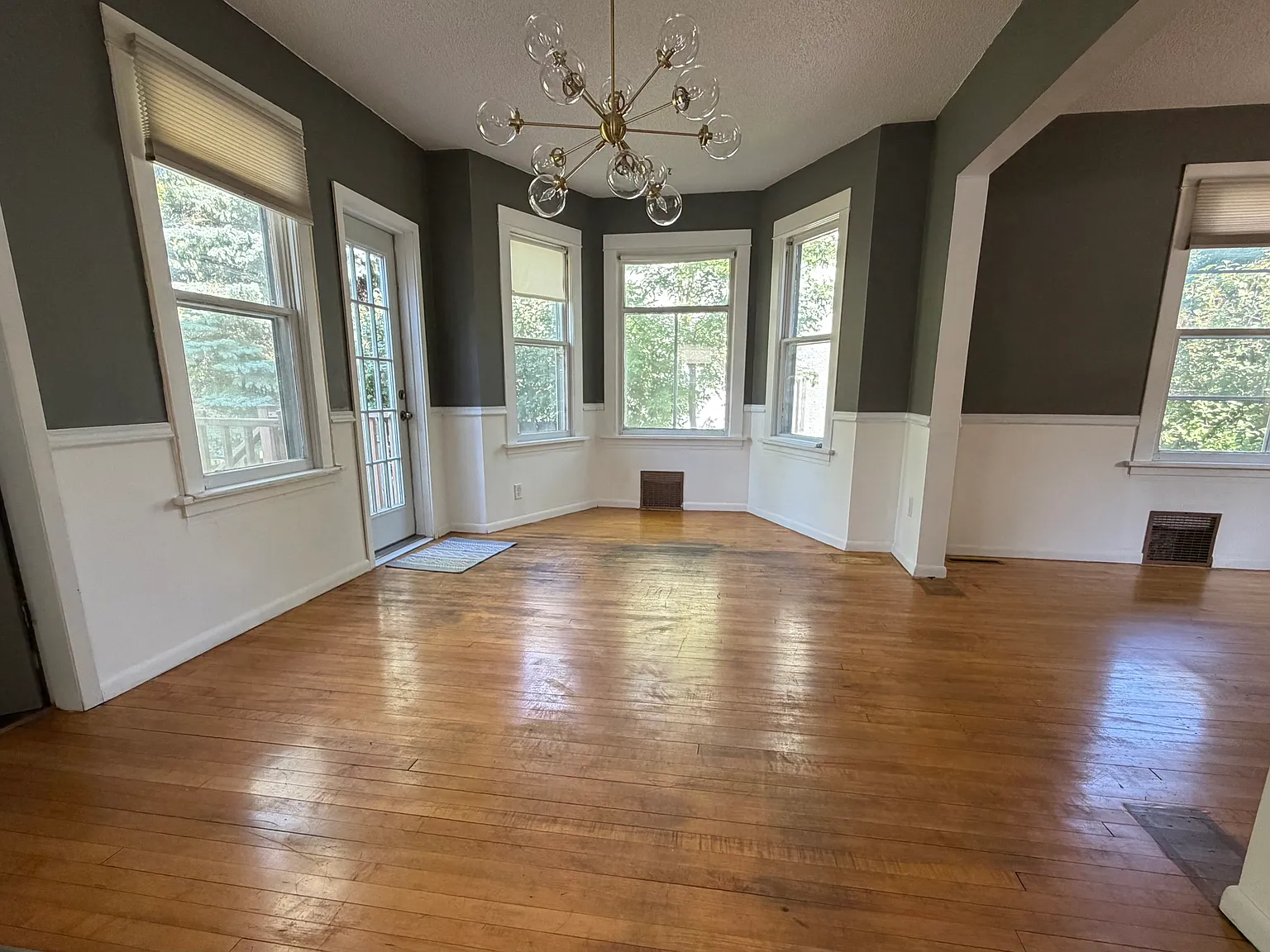 Welcoming front porch and 3 bathrooms! — Photo 3