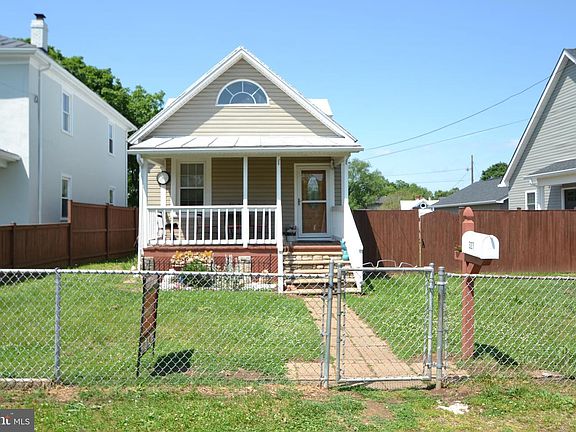3rd image of 327 Front St