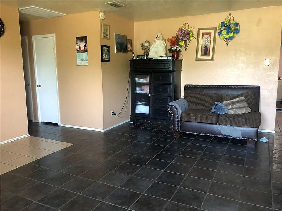2nd image of 1621 Mosswood Ct