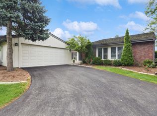 100 Briarwood Cir, Oak Brook, IL