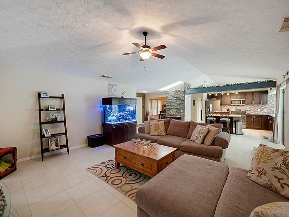 5th image of 602 SE Polynesian Ave