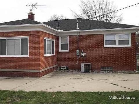 4th image of 20325 Sunnyside St