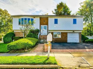 1 Rustic Ct, Plainview, NY 11803