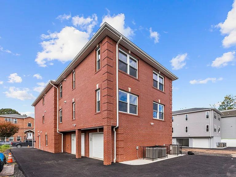 24-26 Garibaldi Ave #1 — Photo 11
