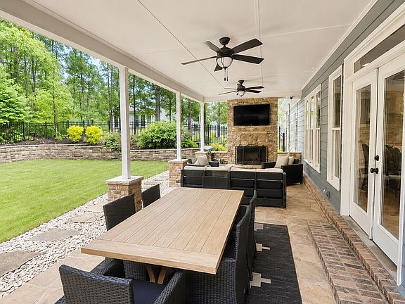 5th image of 3610 Lively Oak Dr