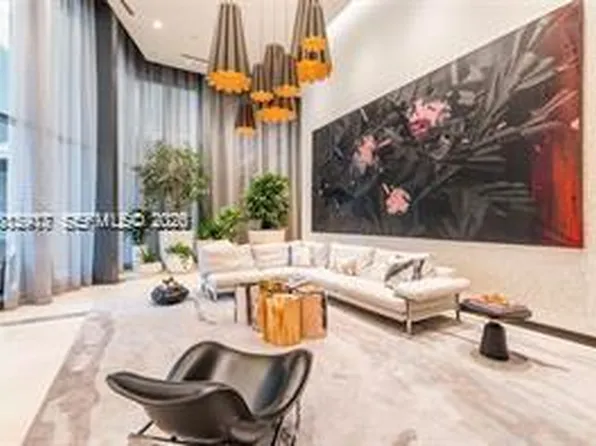 45 SW 9th St APT 1701, Miami, FL 33130
