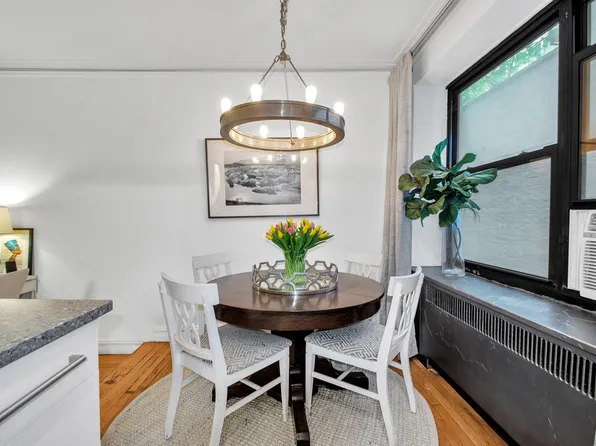 222 East 35th Street image 7 of 14