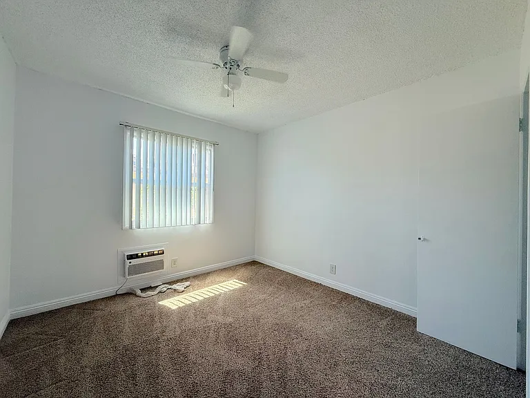 331 E Live Oak St — Photo 16