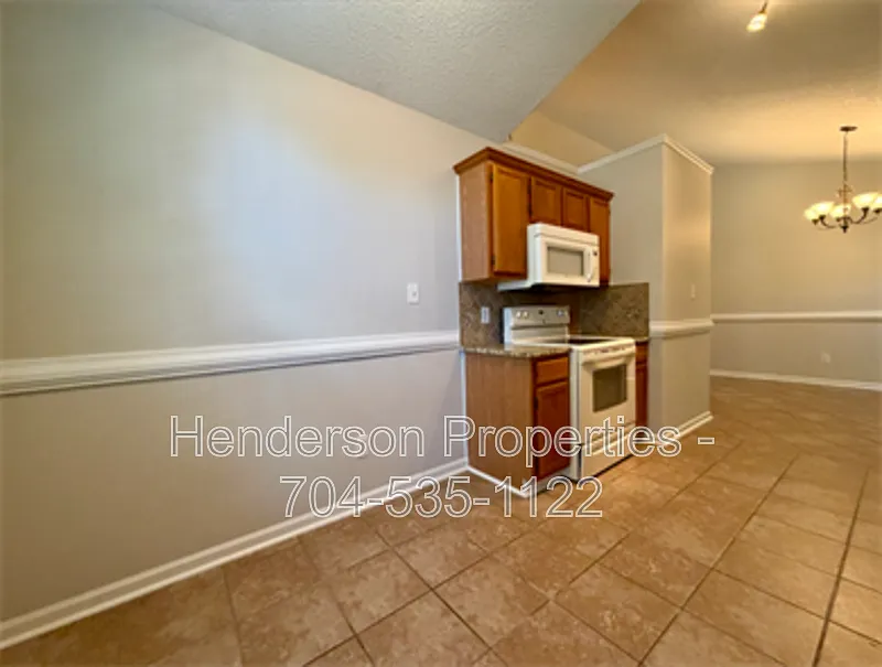 3 bed, 2.0 bath, 1359 sqft, $1,800 — Photo 4