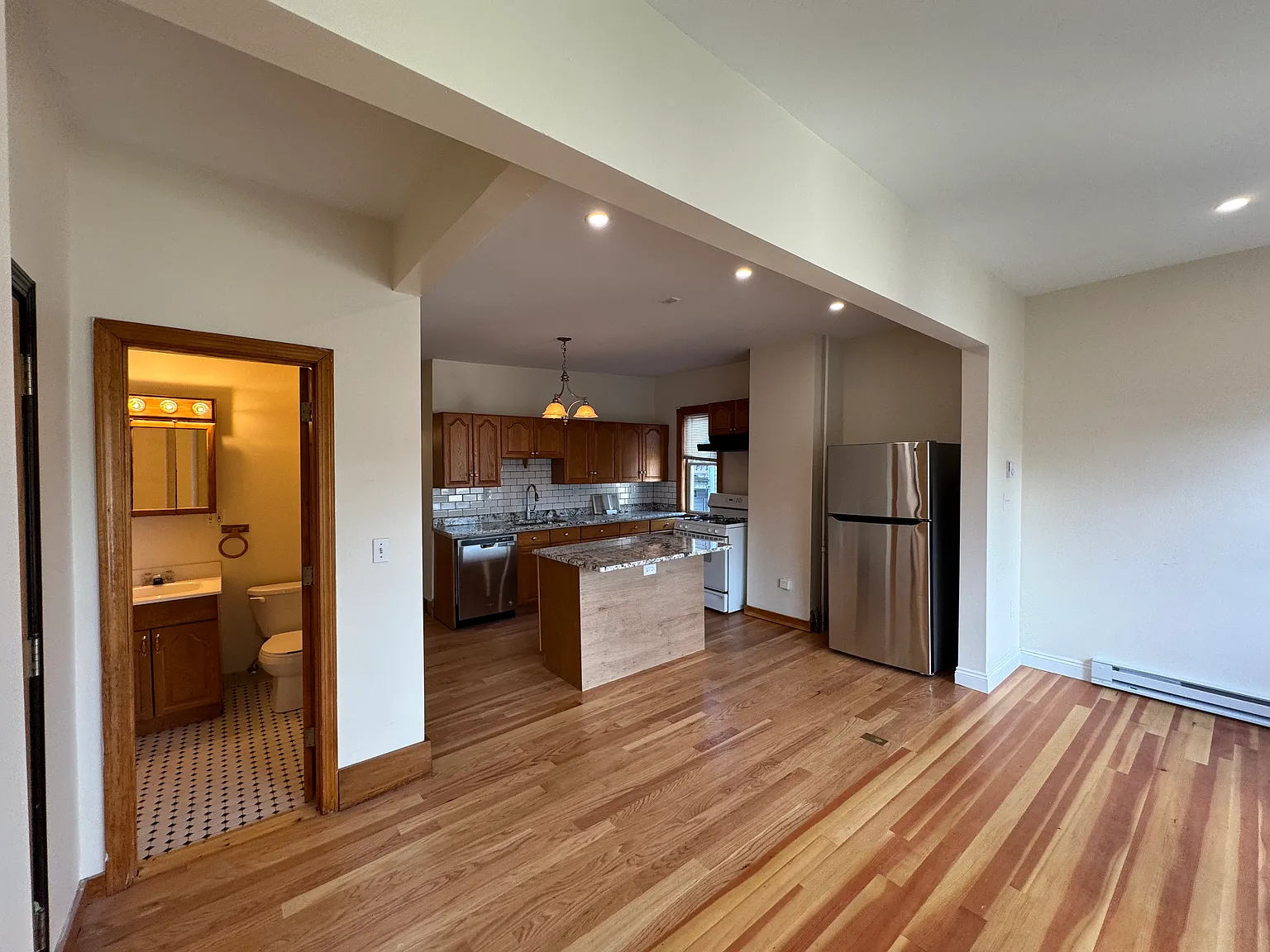4 bed, 1200 sqft, $4,100 — Photo 2