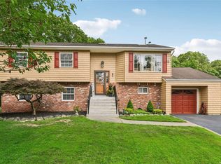 23 Nicole Ct, Bohemia, NY 11716