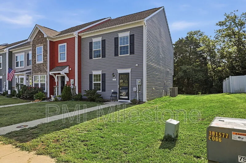 3 bed, 2.5 bath, 1320 sqft, $1,880 — Photo 2