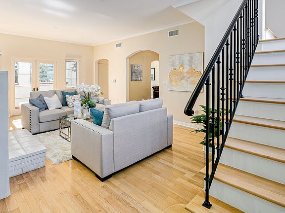 4th image of 700 E Union St Unit 202