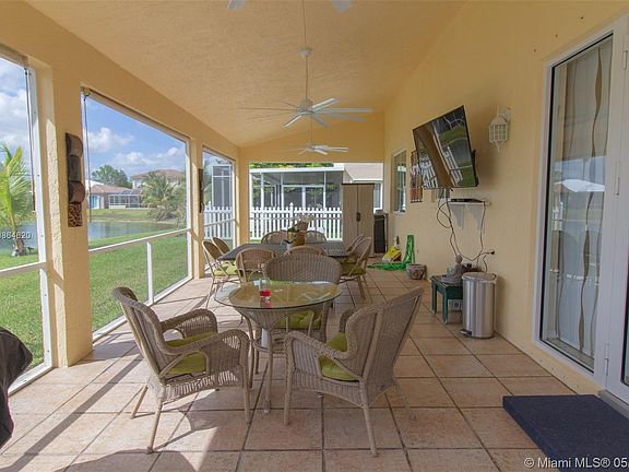 5th image of 530 SE 30th Dr #X