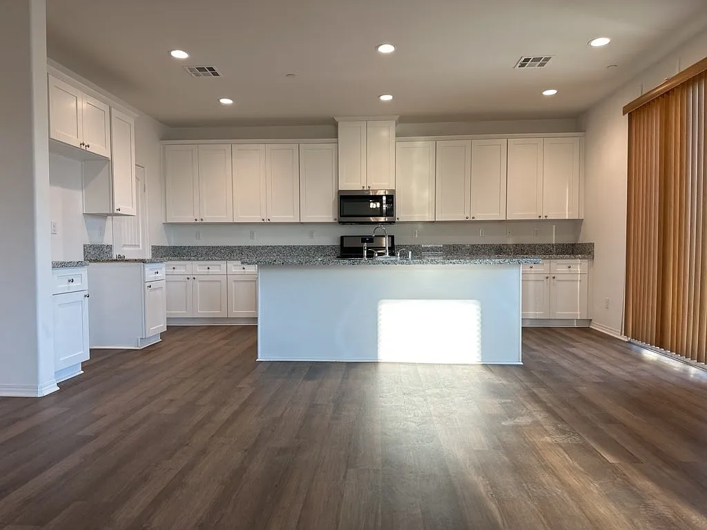4 bed, 3.0 bath, 2700 sqft, $3,400 — Photo 2