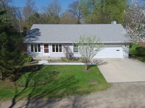 10082 Beechwood Dr, Pinckney, MI 48169