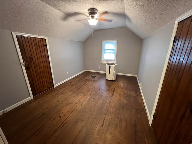 221 Henderson St — Photo 21