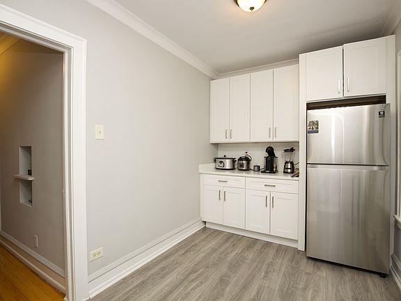 5th image of 5119 W Montrose Ave #B4