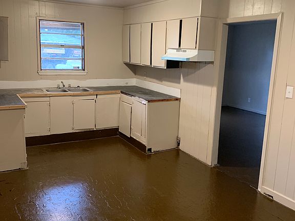3rd image of 808 Tanglewood Dr