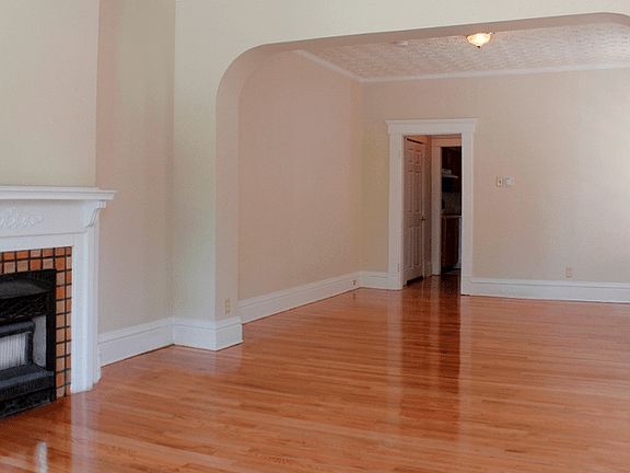 3rd image of 109 E Woodruff Ave