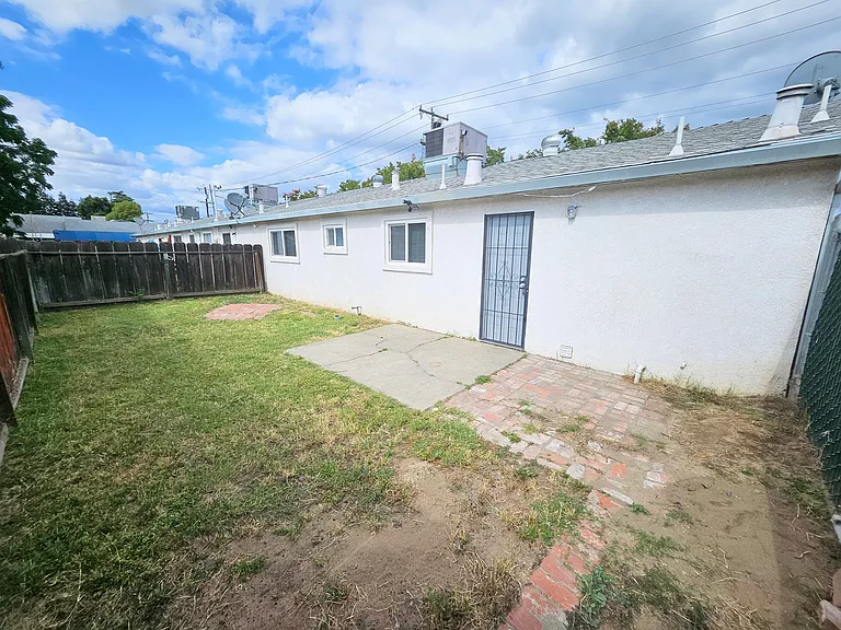 253 N Walnut Ave — Photo 20