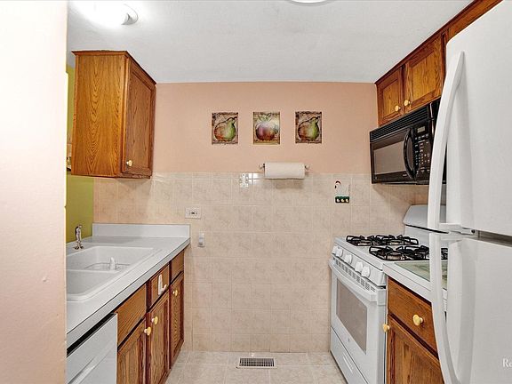 5th image of 1974 Kenilworth Cir APT D
