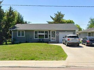 405 Hogan Dr, Papillion, NE 68046