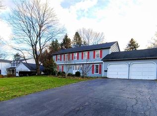 8 Whitecliff Dr, Pittsford, NY 14534