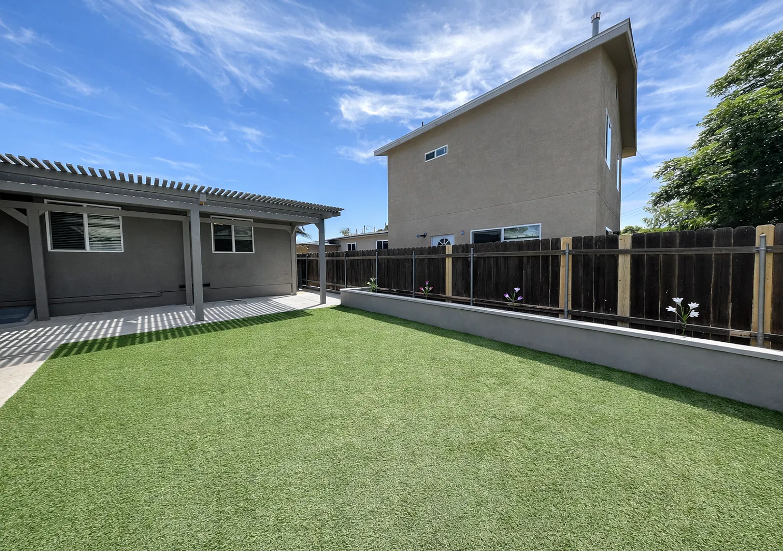 Private Turfed Yard! Large 5 Bed / 3 Bath House on Dorothy — Photo 2