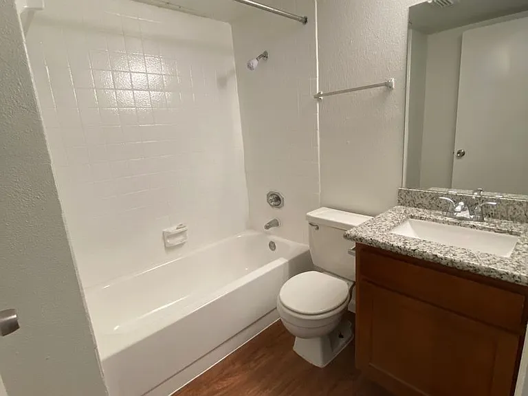 Emerald Cove Apartments — Photo 117