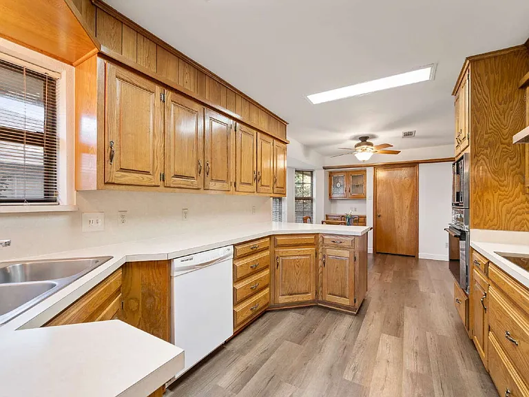 507 Crestview Dr — Photo 11