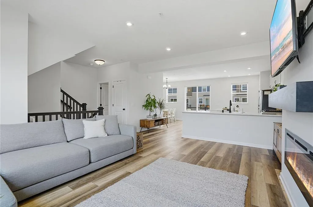 3 bed, 1932 sqft, $2,695 — Photo 3