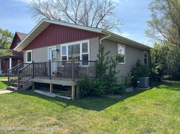 303 3rd Ave N, Hettinger, ND 58639