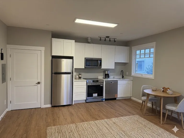 2367 NW Kearney St #4 — Photo 2