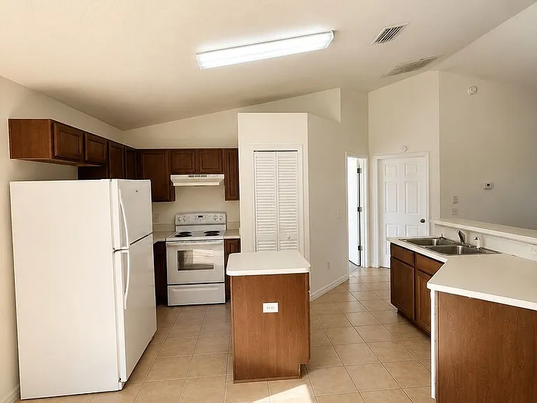 16 Oak Cir — Photo 2