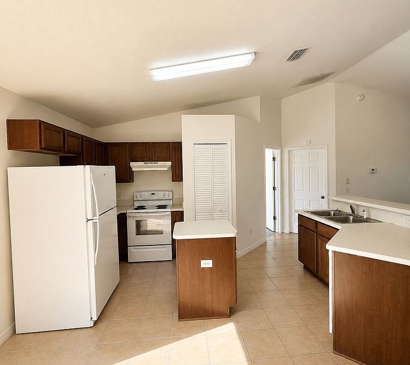 2nd image of 16 Oak Cir