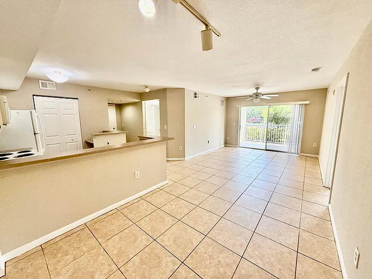 181 SW Palm Dr #103 — Photo 5