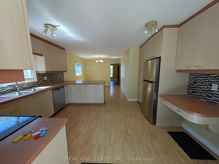 157 Bessborough Dr — Photo 7