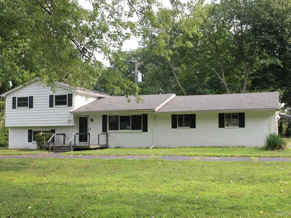 2720 Merelus Dr, Waterford, MI 48329